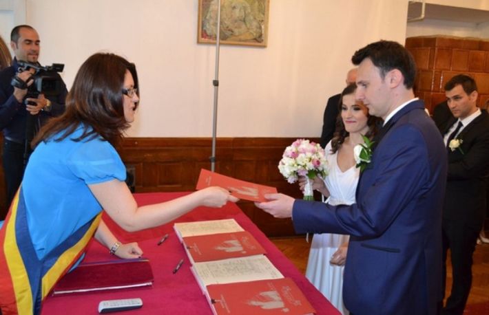 Cununia civila - oficiata de preoti?!